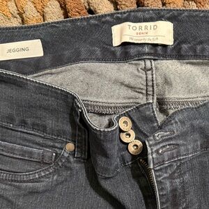 Torrid Dark Wash Denim Jeggings with Button Accents size 18.
